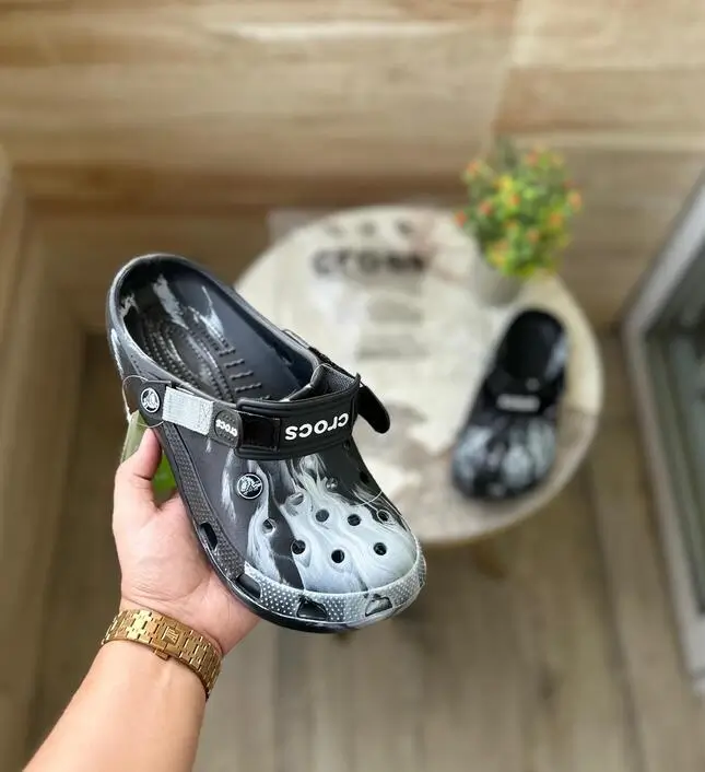 CROCS TIEDIE CLOGS