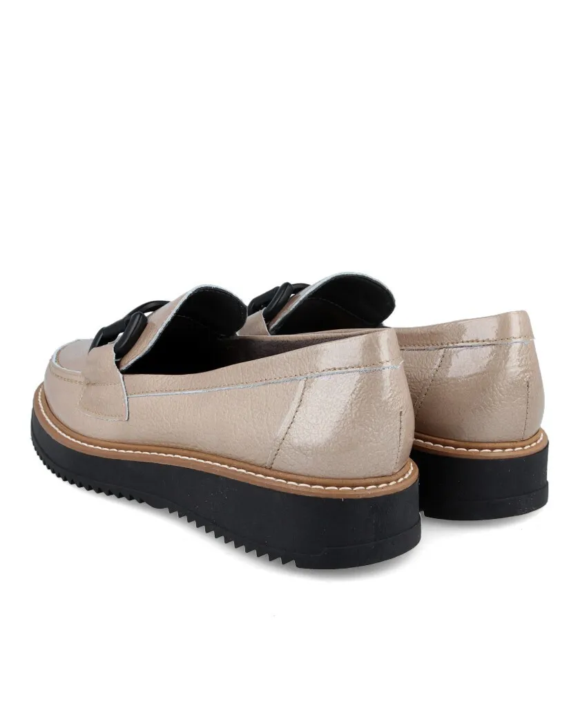 Pitillos 5392 Beige patent leather moccasins